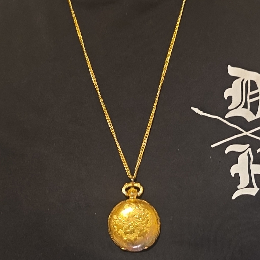 Elegant Gold Pendant Necklace